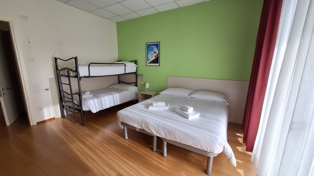 HOTEL LAGO LOSETTA - CAMERA QUADRUPLA 1 LETTO MATRIMONIALE E 1 LETTO CASTELLO